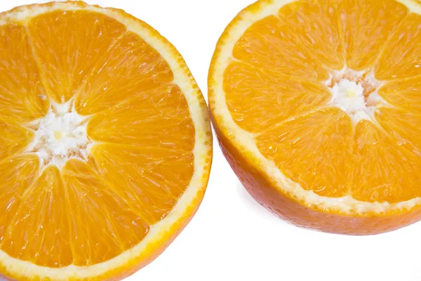 Korb mit Orangen auf Holzbrett — Stockfoto