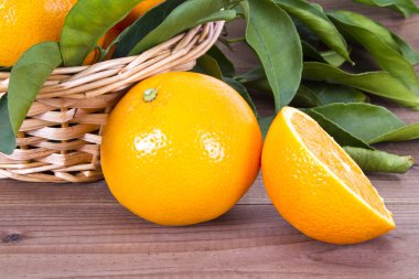 Sepet portakal ahşap tahta üzerinde