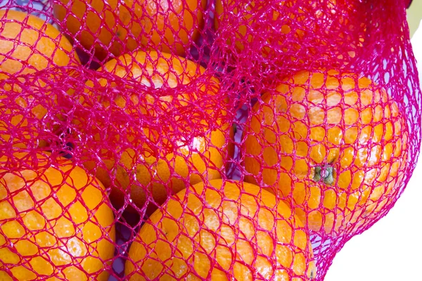 Cesta de laranjas em tábua de madeira — Fotografia de Stock