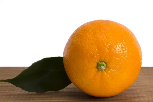 Корзина апельсинов на деревянной доске — стоковое фото