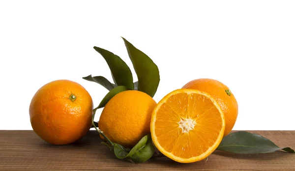 Cesto di arance su tavola di legno — Foto Stock