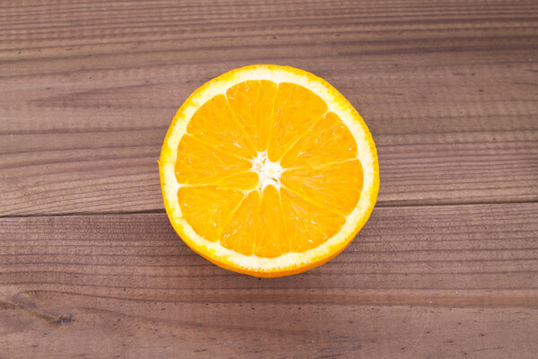 корзина апельсинов на деревянной доске
