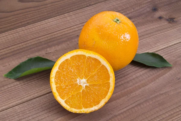 Корзина апельсинов на деревянной доске — стоковое фото