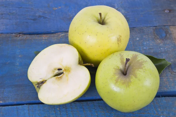 Яблоки на синем фоне — стоковое фото
