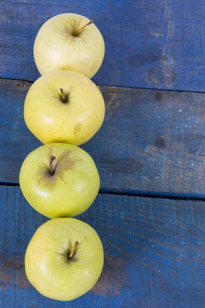 Manzanas sobre fondo azul —  Fotos de Stock