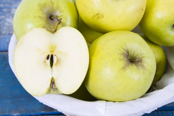 Manzanas sobre fondo azul —  Fotos de Stock