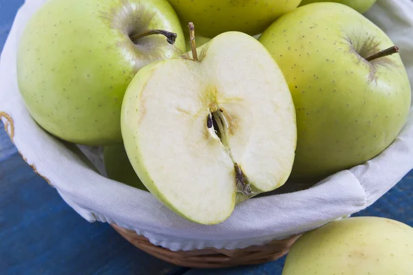 Manzanas sobre fondo azul —  Fotos de Stock