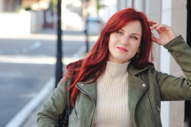 Sokakta poz veren genç moda kadını.