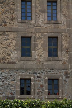 Monforte de Lemos Kalesi. Şehir Sarayı 'nın ve Benedikt Manastırı' nın önü..