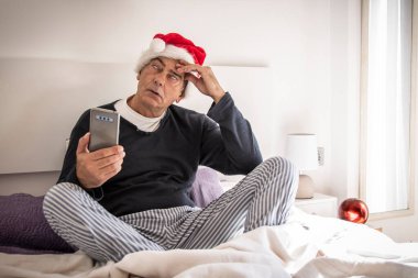 Olgun adam Noel 'den nefret eder ve telefonda selamlaşır.