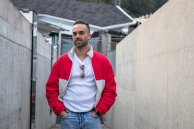 Elleri ceplerinde sokakta yürüyen sıradan bir adam.