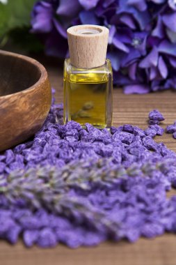 Lila taşlar ve spa kremler