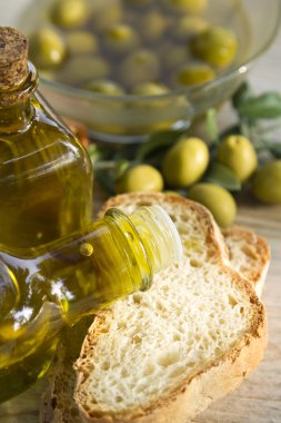 zeytinyağı ve zeytin ekmek