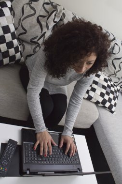 bilgisayar ile esmer kadın