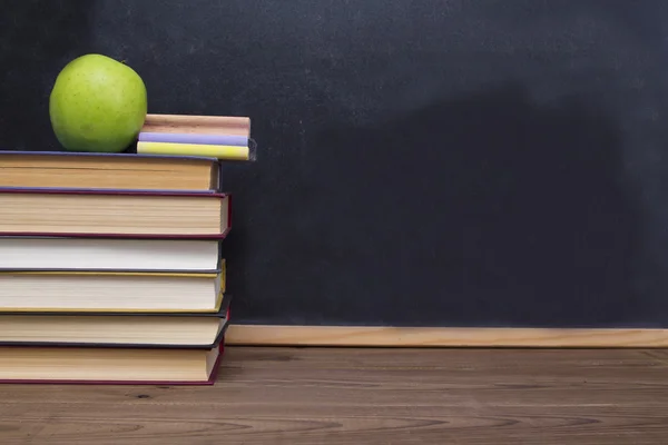 Voltar para a escola na mesa — Fotografia de Stock