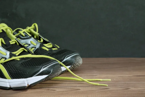 Спортивне бігове взуття зі сланцевим фоном — стокове фото