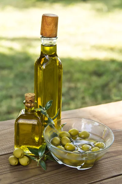 Olives and  oil — Stock Photo, Image