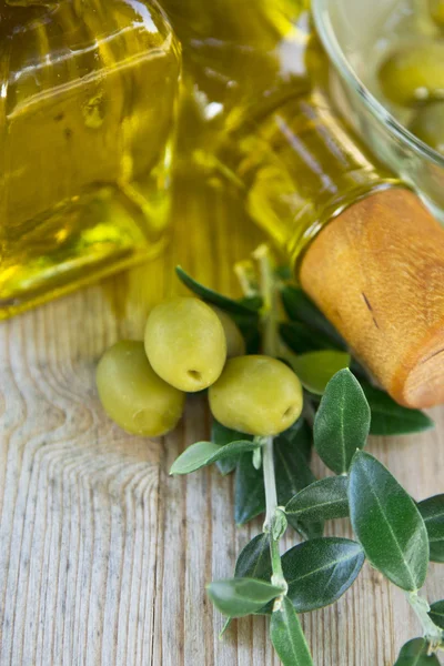 Aceite de oliva y aceitunas — Foto de Stock