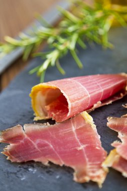 Serrano jambonu yeşil biberiye ve yağ ile