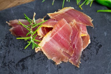 rosemary ile Serrano jambonu