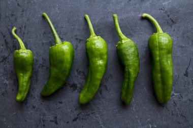 Kara tahta üzerinde yeşil biber