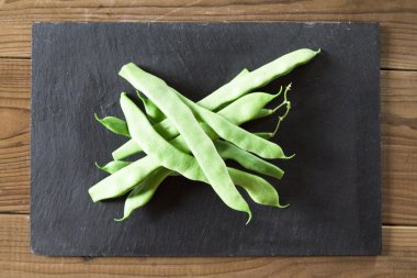 bakla kara tahta üzerinde