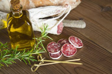 Salam ve ahşap ekmek