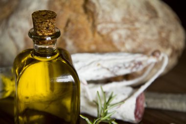 Sarı petrol şişe biberiye ile