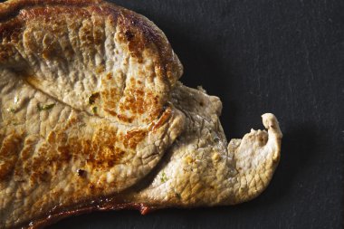 gemide lezzetli domuz pirzolası