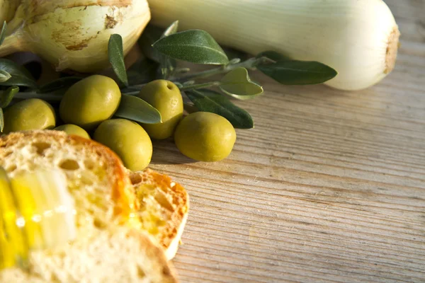 Pane con olio d'oliva e olive — Foto Stock