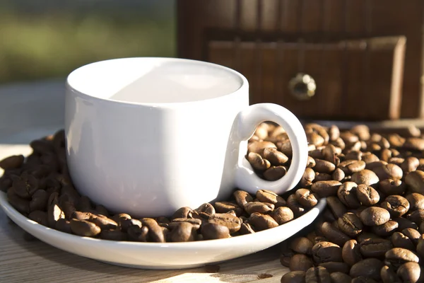 Smaczny filiżankę kawy i fasoli — Zdjęcie stockowe