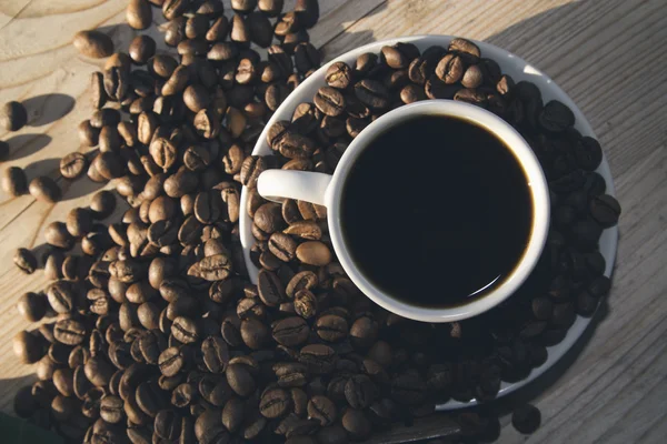 Savoureuse tasse de café et de haricots — Photo