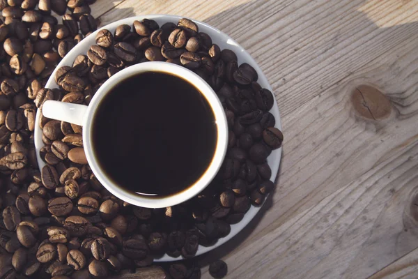 Smaczny filiżankę kawy i fasoli — Zdjęcie stockowe
