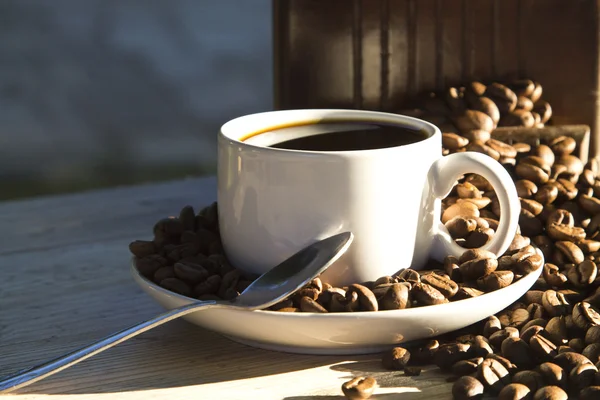 美味的咖啡和咖啡豆的茶杯 — 图库照片