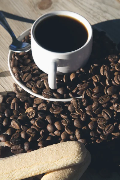 स्वादिष्ट कप कॉफी और बीन्स — स्टॉक फ़ोटो, इमेज