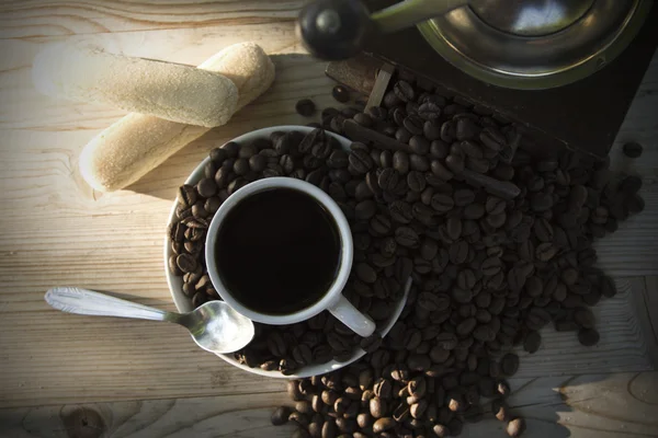 Savoureuse tasse de café et de haricots — Photo