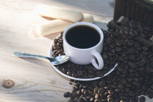 美味しい一杯のコーヒーと豆 — ストック写真