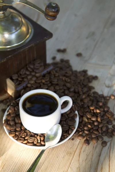 Leckere Tasse Kaffee und Bohnen — Stockfoto