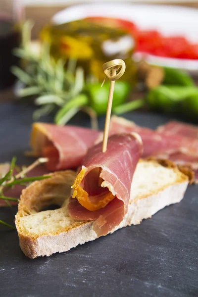 Jamón serrano con romero — Foto de Stock