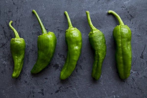 Pimientos verdes en tablero negro —  Fotos de Stock