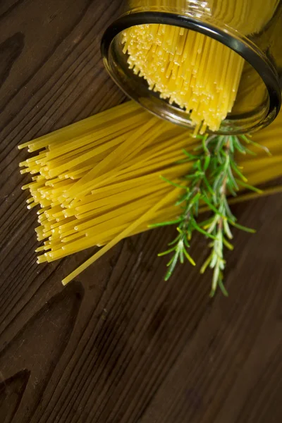 Vaso di vetro con spagueti e rosmarino — Foto Stock