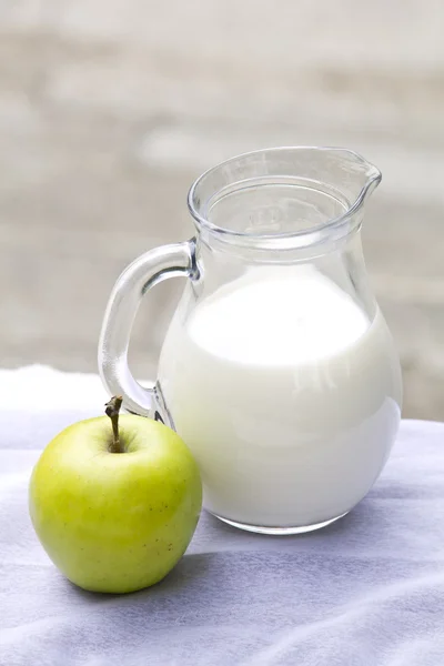 Leche y manzana —  Fotos de Stock