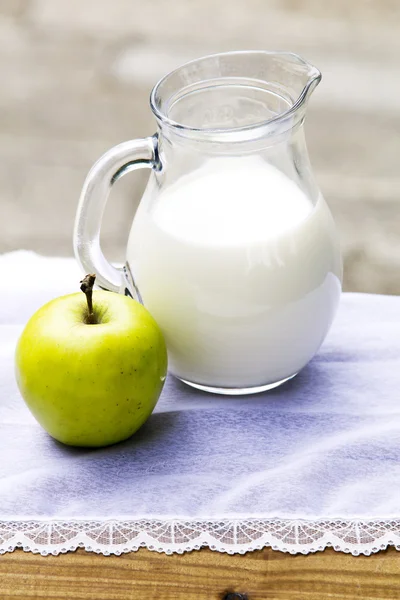 Leche y manzana —  Fotos de Stock