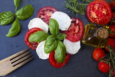 keçi peyniri fesleğen ve domates ile