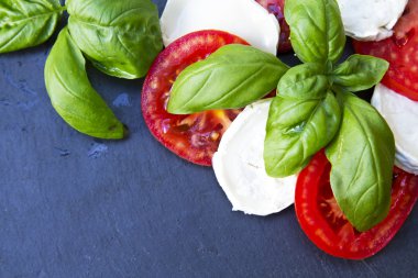 keçi peyniri fesleğen ve domates ile