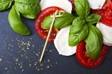 keçi peyniri fesleğen ve domates ile