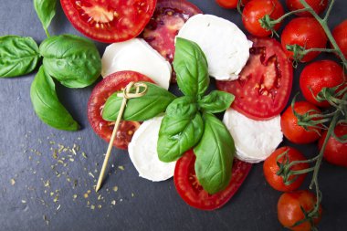 keçi peyniri fesleğen ve domates ile