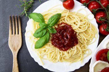 çatal spagetti ve kırmızı domates ile