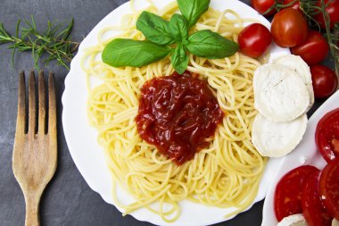 Spagetti domates ve fesleğen ahşap ile