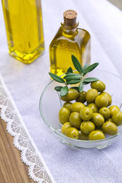 Оливки и масло — стоковое фото